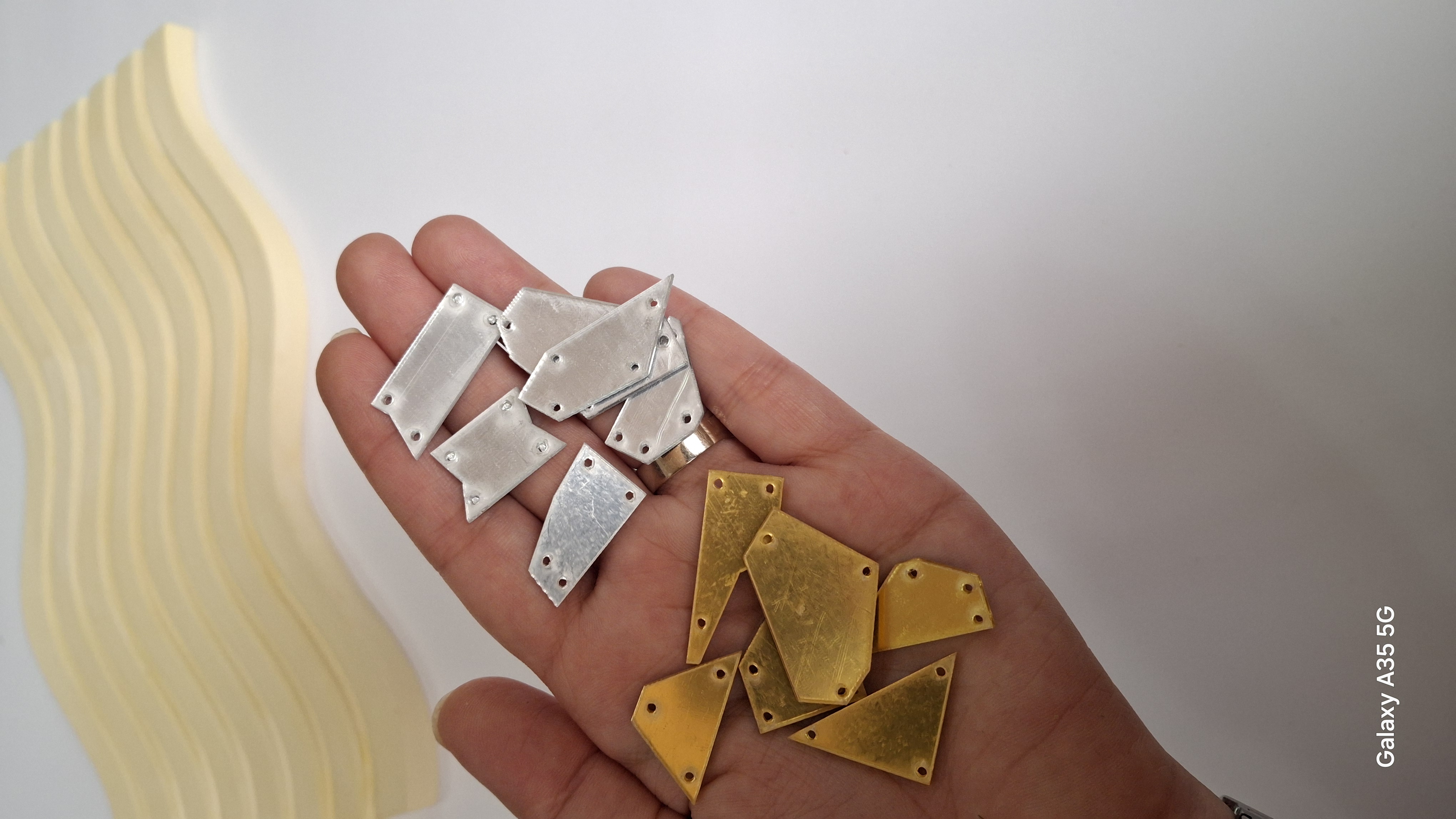 آینه سوراخ دار دوختی